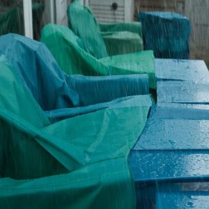 Под куполом уюта: Как мы выбирали идеальную броню для садовой мебели от капризов природы